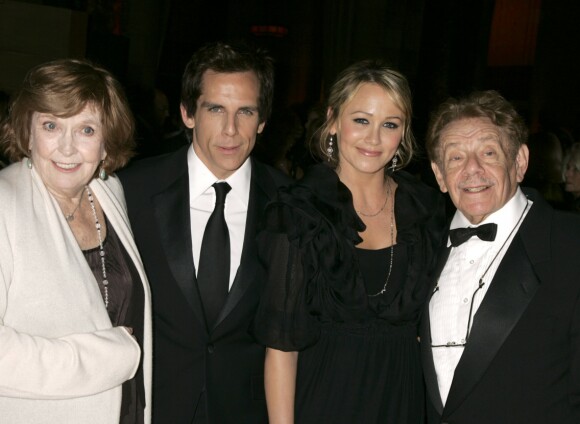 SKUESPILLERFAMILIE: Jerry Stiller var gift med Anne Meara (ytterst t.v.) - som blant annet er kjent fra «Sex og singelliv». Her er ekteparet avbildet med sønnen Ben Stiller og hans daværende kone, Christine Taylor, i 2008. Foto: NTB scanpix SKUESPILLERFAMILIE: Jerry Stiller var gift med Anne Meara (ytterst t.v.) - som blant annet er kjent fra «Sex og singelliv». Her er ekteparet avbildet med sønnen Ben Stiller og hans daværende kone, Christine Taylor, i 2008. Foto: NTB scanpix